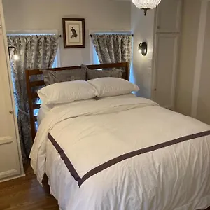  Apartment Pineapple House, Spacious 1st Floor Apartment! Center! 96 Walk Score! Free Parking!